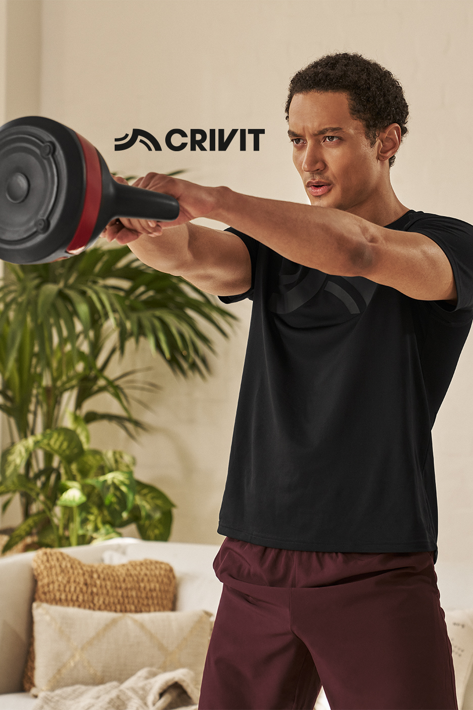 Musta T-särgi ja burgundivärvi lühikeste pükstega mees treenib Criviti kõhulihaste rulliga.