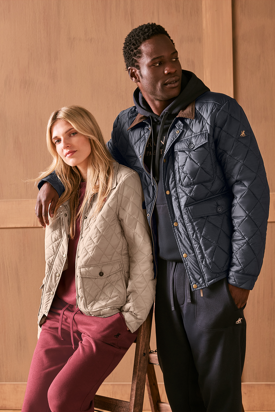 Mees ja naine tepitud jakkides ja dressipükstes