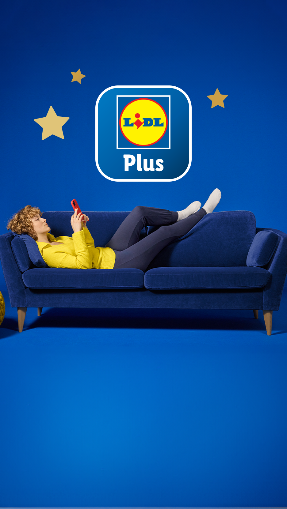 Naine diivanil telefoniga, taustal Lidl Plus logo ja tähed.