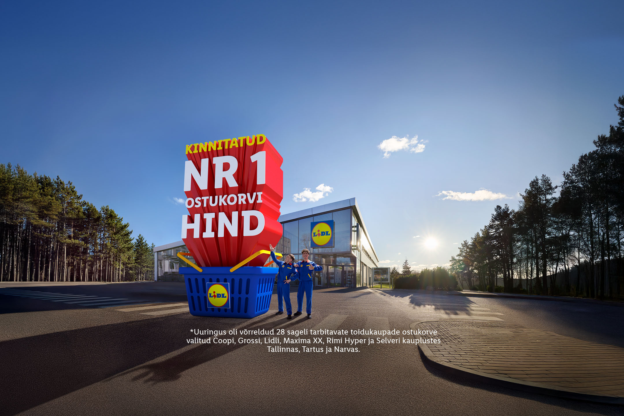 Lidli kaupluse ees on hiiglaslik ostukorv sildiga 'Kinnitatud nr 1 ostukorvi hind' ja kaks töötajat.