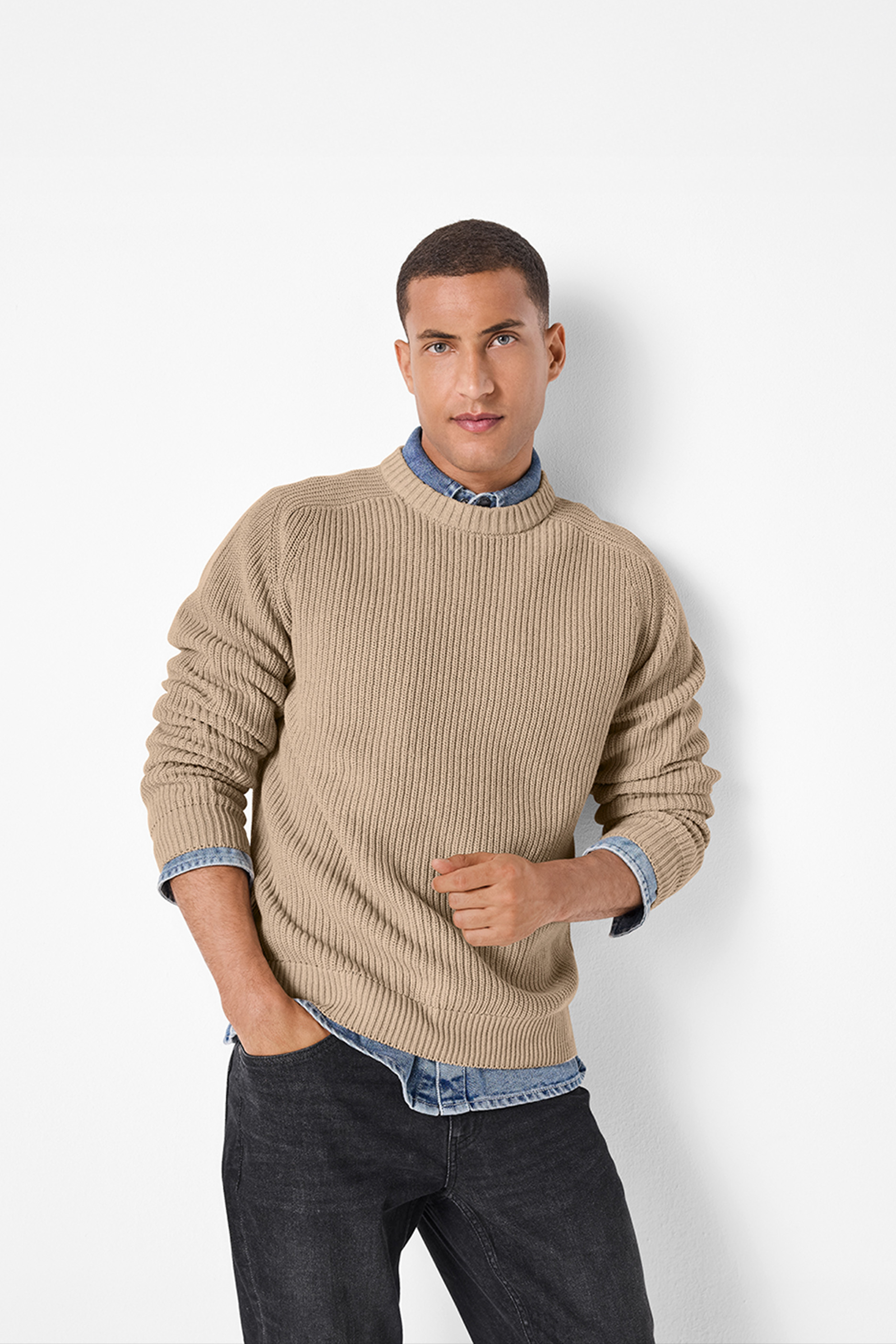 Meeste beež soonikkoes kampsun sinise teksasärgiga ja mustade teksadega